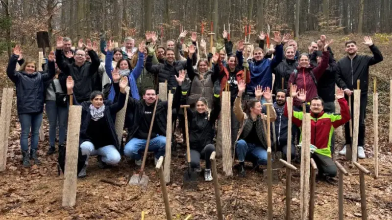 Zum Jubiläum: HWB pflanzt 100 Bäume beim Betriebsausflug