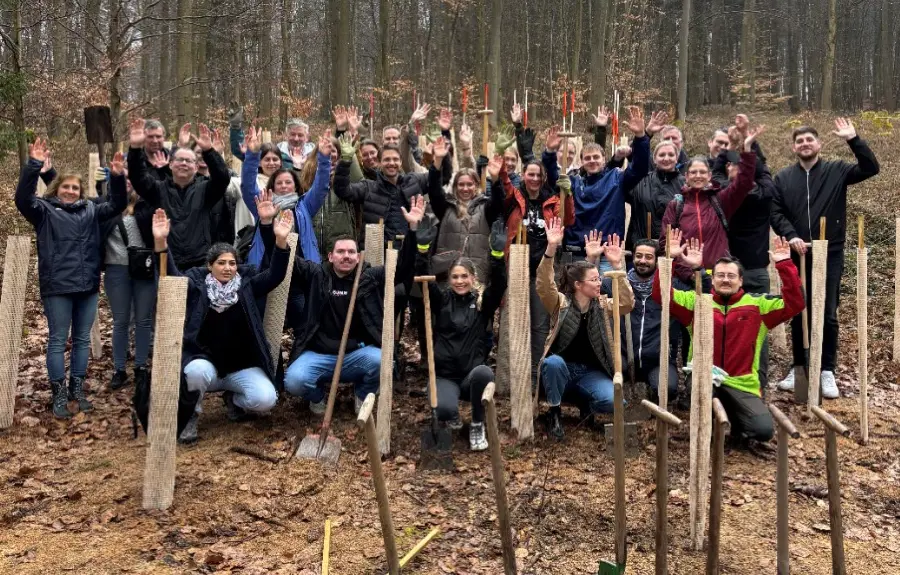Zum Jubiläum: HWB pflanzt 100 Bäume beim Betriebsausflug