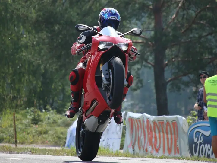 21-Jähriger Motorradfahrer verunglückt – Saisonstart endet im Krankenhaus