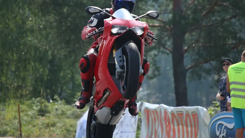 21-Jähriger Motorradfahrer verunglückt – Saisonstart endet im Krankenhaus