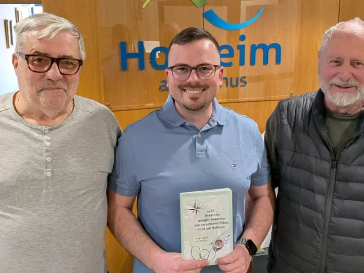 60 Plätze, 7. Nachdruck: Autoren schenken Bürgermeister ihr Buch