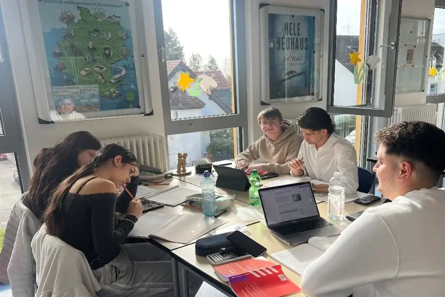 Lernen statt Ferien: 30 Jugendliche nutzen Hofheimer Lerncamp