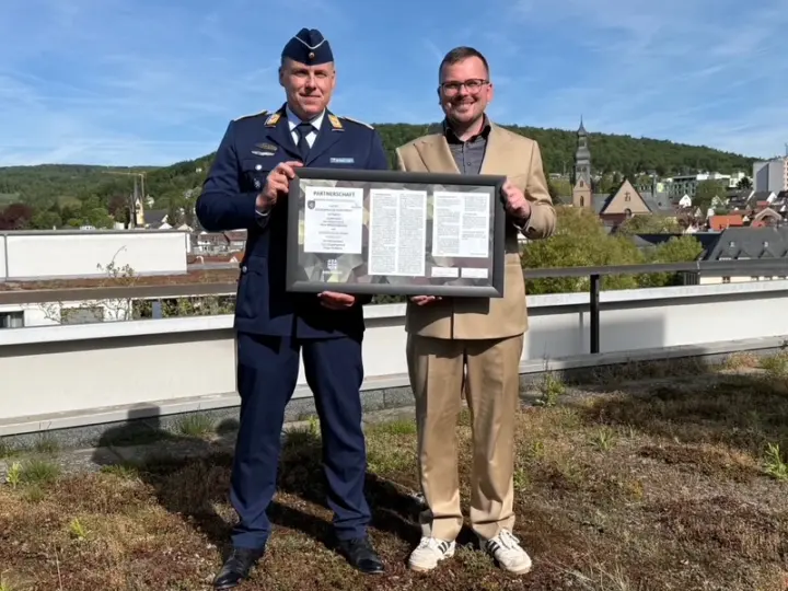 Hofheim stärkt Heimatschutz: Partnerschaft mit der Bundeswehr besiegelt