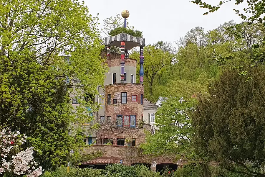 Mehr Wald wagen: Familienführung und Vortrag zu Hundertwassers Naturideen