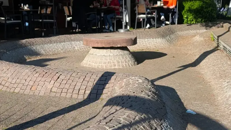 Wein fließt – Wasser wird abgedreht: Stadt spart Brunnen und Bäche trocken