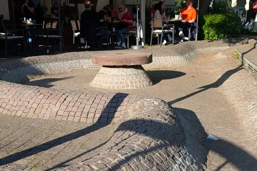 Wein fließt – Wasser wird abgedreht: Stadt spart Brunnen und Bäche trocken