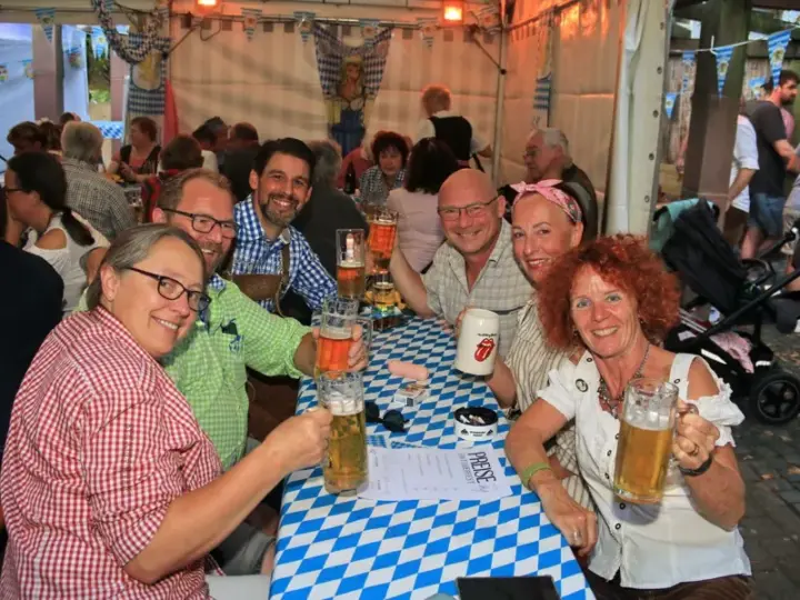 Feiern, tanzen, genießen: Die Wespen bringen Wallau in Sommerlaune