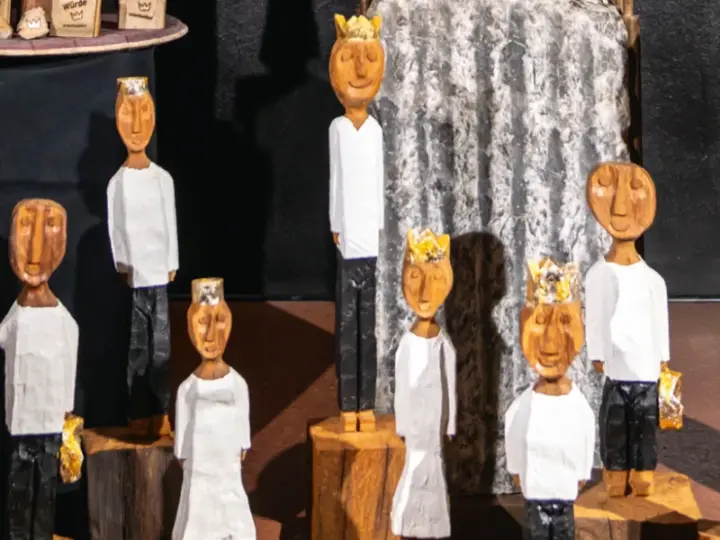 Zeichen der Würde: Königsskulpturen im Varisano-Klinikverbund