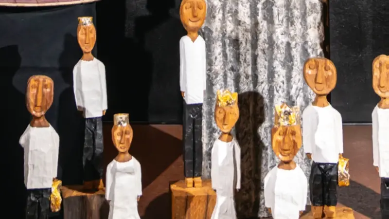 Zeichen der Würde: Königsskulpturen im Varisano-Klinikverbund