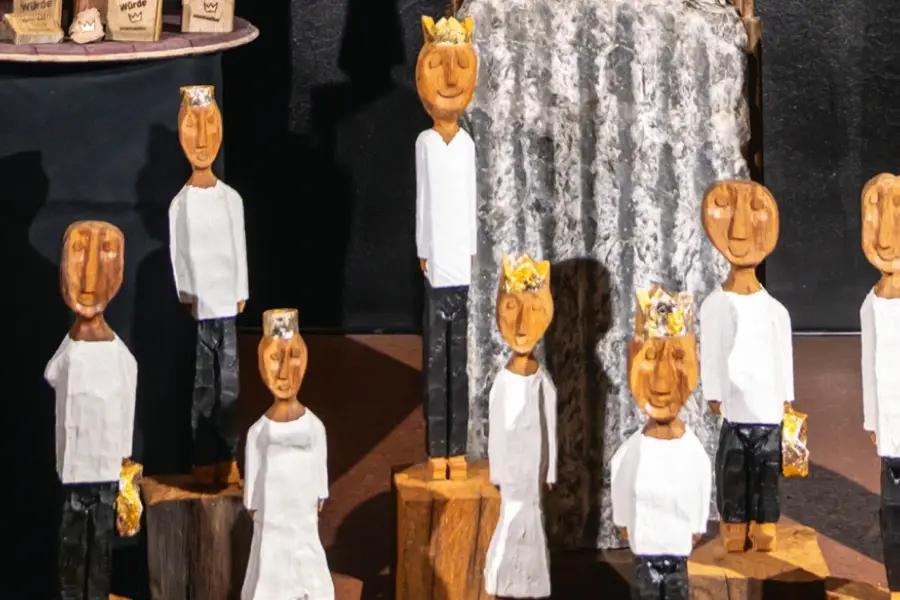 Zeichen der Würde: Königsskulpturen im Varisano-Klinikverbund