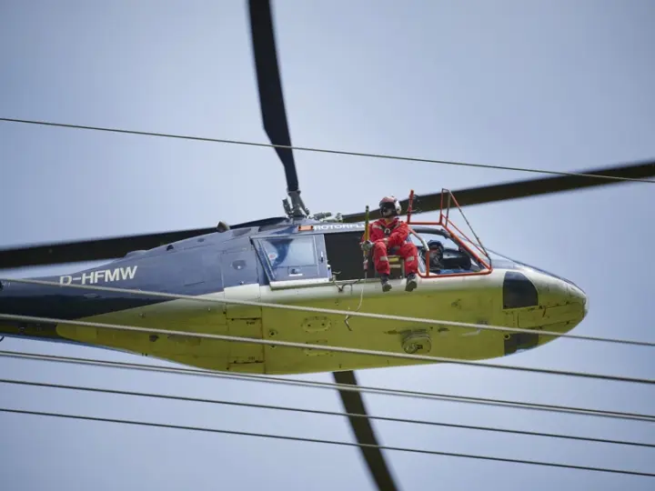Helikopter über Hofheim: Amprion überprüft Höchstspannungsleitungen