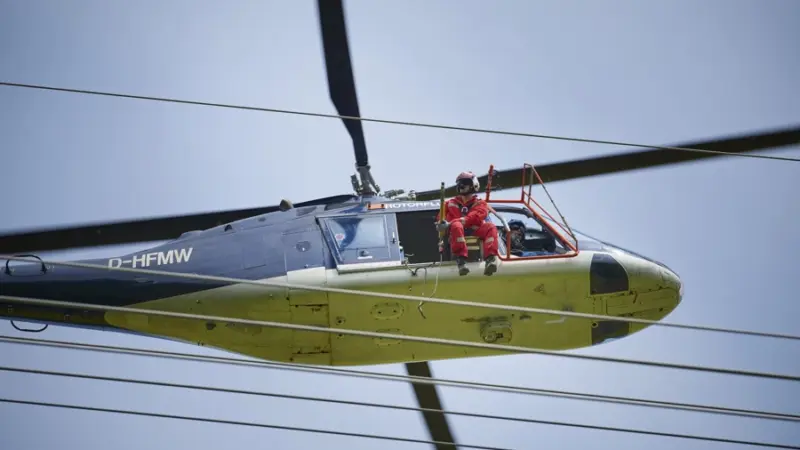 Helikopter über Hofheim: Amprion überprüft Höchstspannungsleitungen