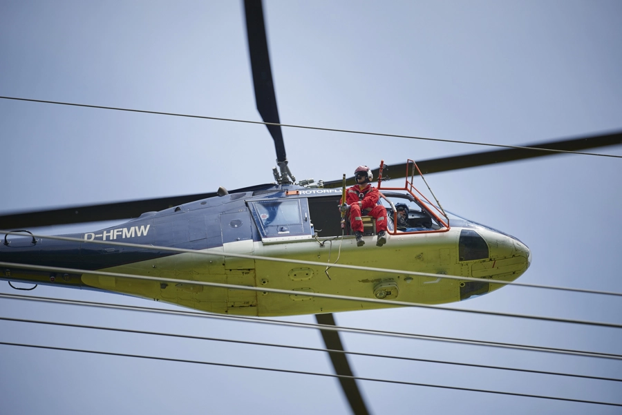 Helikopter über Hofheim: Amprion überprüft Höchstspannungsleitungen