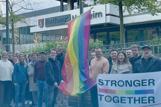 Regenbogenflagge am Rathaus – Polizei wirbt für mehr Offenheit