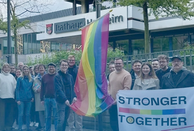 Regenbogenflagge am Rathaus – Polizei wirbt für mehr Offenheit