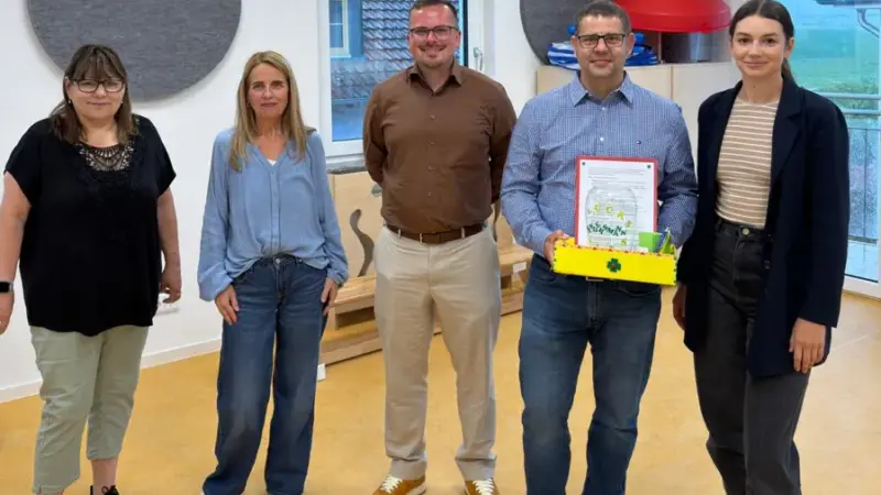 Kleine Geste, große Anerkennung: Kitas erhalten „Spaß-Gläser“