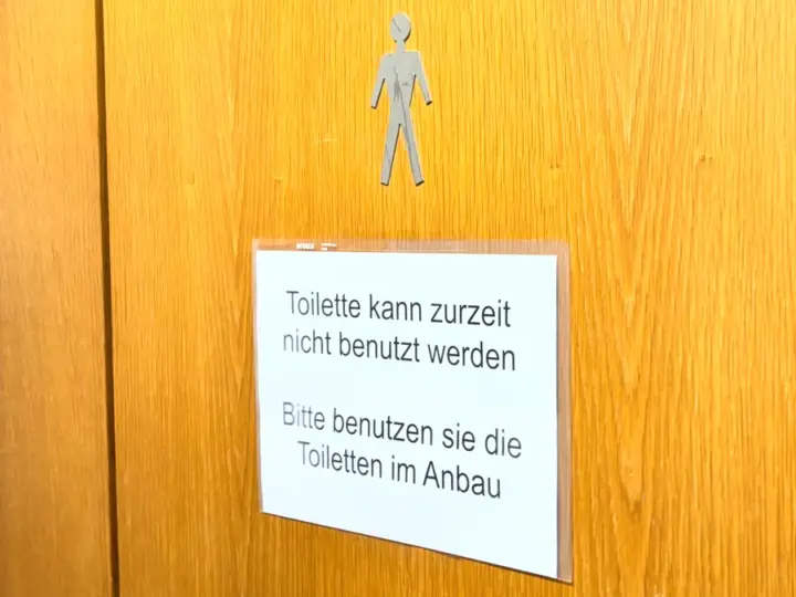 Stillstand auf dem stillen Örtchen – das Klo-Dilemma im Hofheimer Rathaus