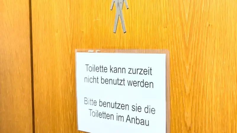 Stillstand auf dem stillen Örtchen – das Klo-Dilemma im Hofheimer Rathaus
