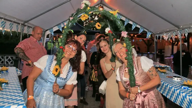 Das gab’s noch nie! Auf zur ersten Maiwiesn auf dem Recepturhof