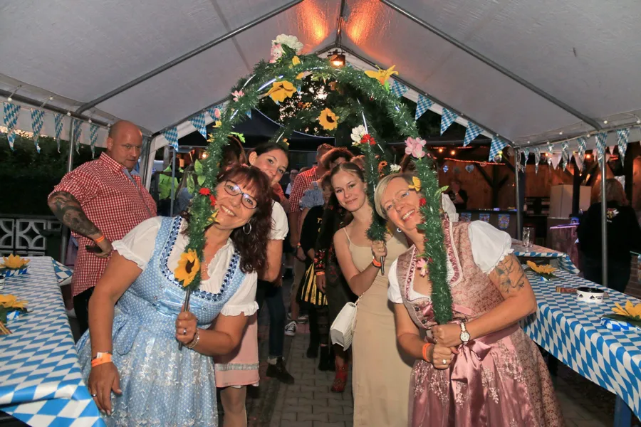 Das gab’s noch nie! Auf zur ersten Maiwiesn auf dem Recepturhof