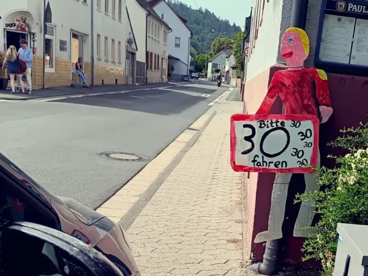 55 Kinderfiguren gegen Raser: Lorsbach setzt Zeichen für mehr Sicherheit