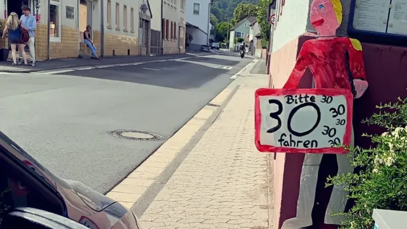 55 Kinderfiguren gegen Raser: Lorsbach setzt Zeichen für mehr Sicherheit
