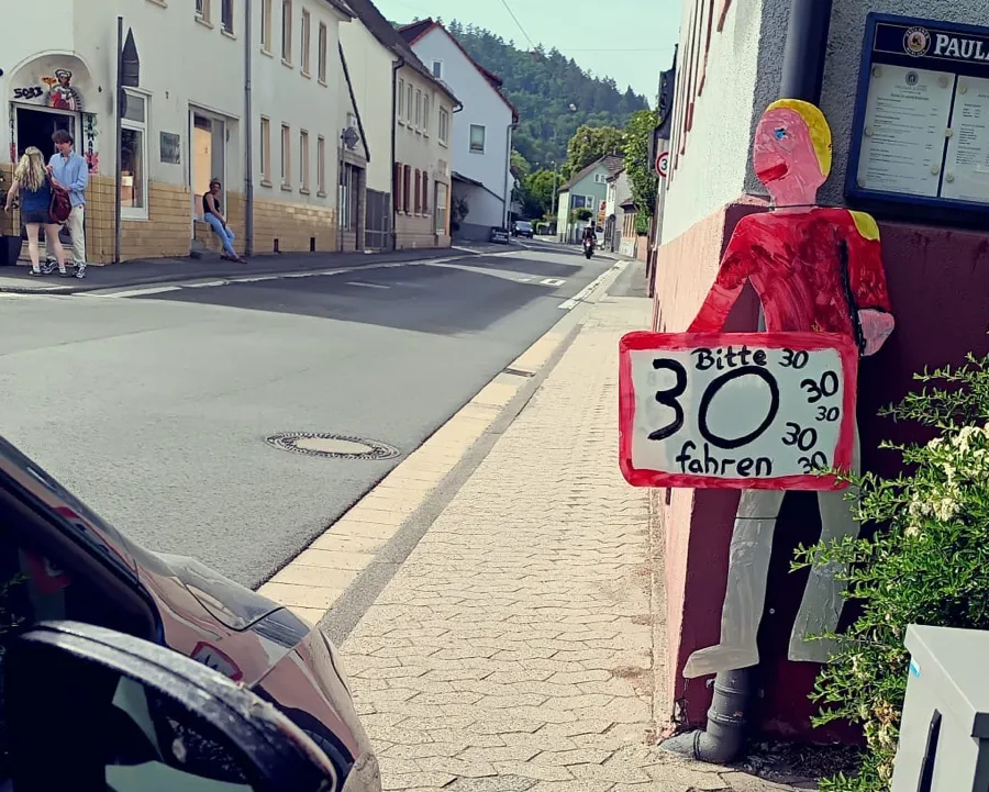 55 Kinderfiguren gegen Raser: Lorsbach setzt Zeichen für mehr Sicherheit