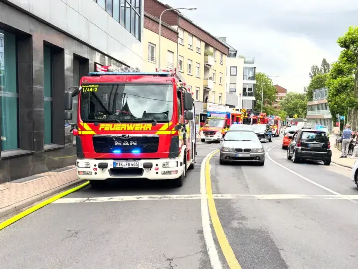 Brand in Volksbank-Filiale: Kunden und Mitarbeiter evakuiert