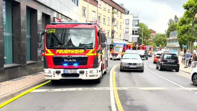 Brand in Volksbank-Filiale: Kunden und Mitarbeiter evakuiert