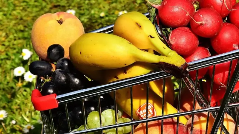 Tafel sammelt fast 90 Kisten Lebensmittel und über 900 Euro Spenden