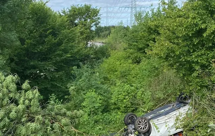 Spektakulärer Unfall: Pkw fliegt über Abfahrt und landet auf dem Dach