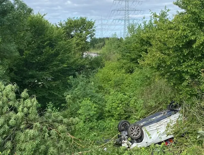 Spektakulärer Unfall: Pkw fliegt über Abfahrt und landet auf dem Dach