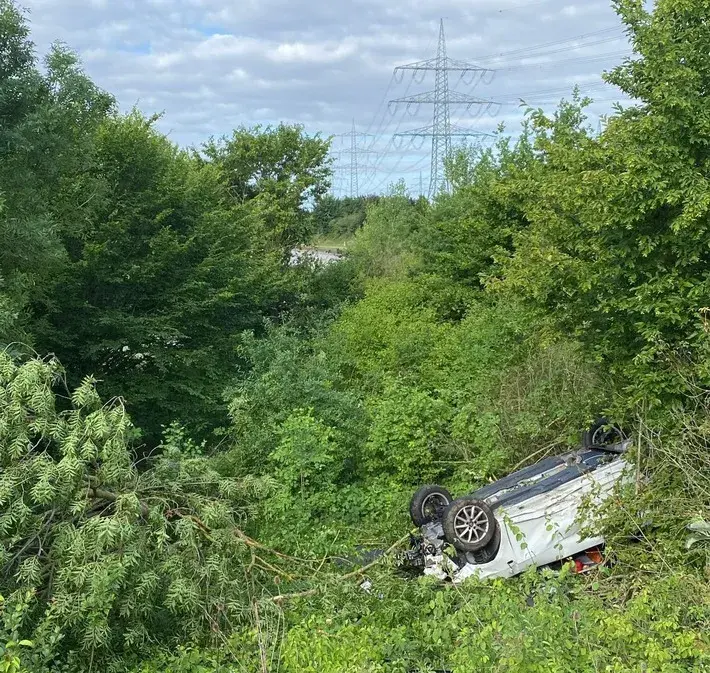 Spektakulärer Unfall: Pkw fliegt über Abfahrt und landet auf dem Dach