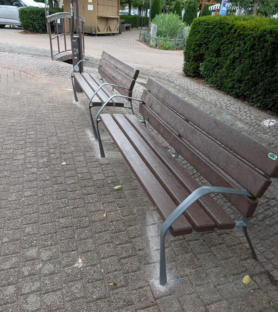 Das neue Hofheim: Am Untertor jetzt „oben ohne“ Pause machen 2 Bank Plastik
