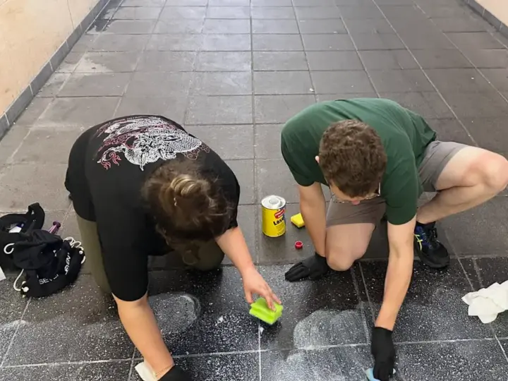 Die Linke Hofheim verurteilt Remigration-Schmiererei am Bahnhof