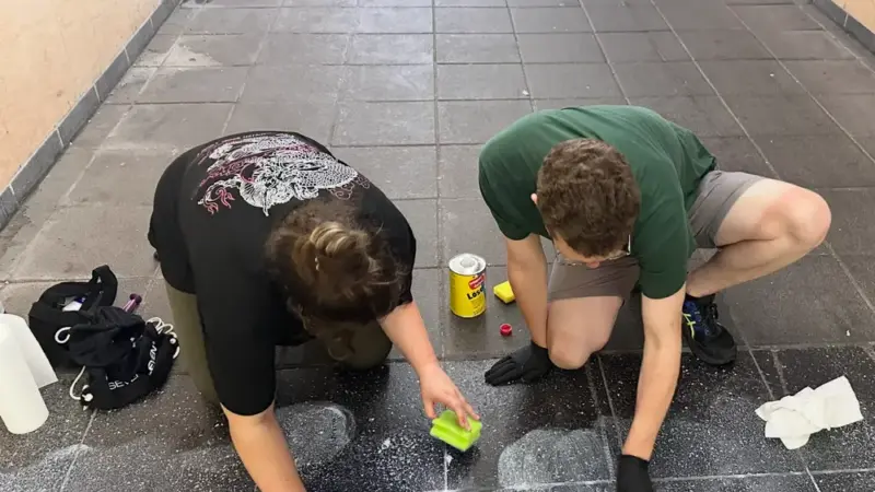 Die Linke Hofheim verurteilt Remigration-Schmiererei am Bahnhof