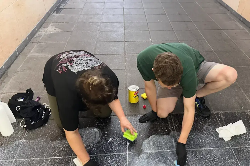 Die Linke Hofheim verurteilt Remigration-Schmiererei am Bahnhof