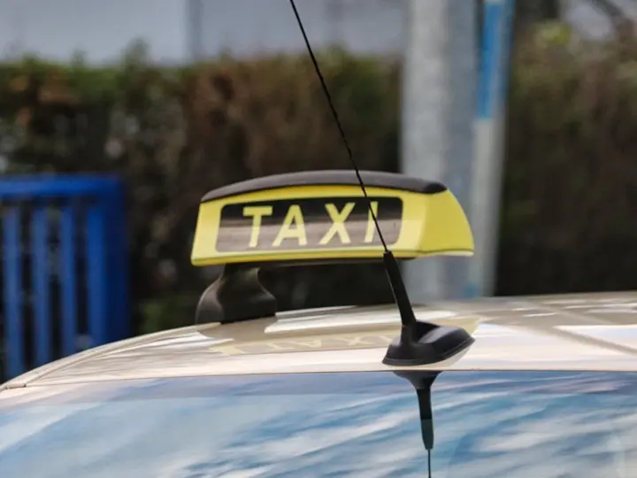 Weil der Bahnhof Lorsbach nicht barrierefrei ist: Taxi fährt Menschen mit Einschränkung