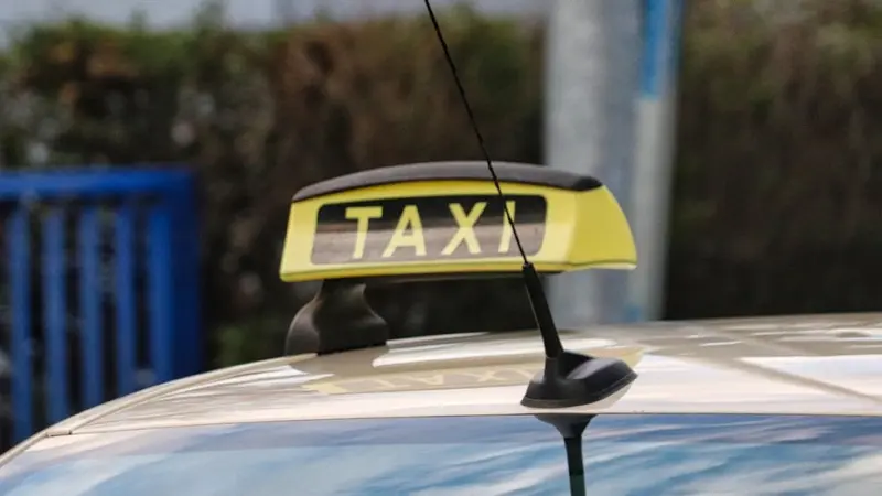 Weil der Bahnhof Lorsbach nicht barrierefrei ist: Taxi fährt Menschen mit Einschränkung