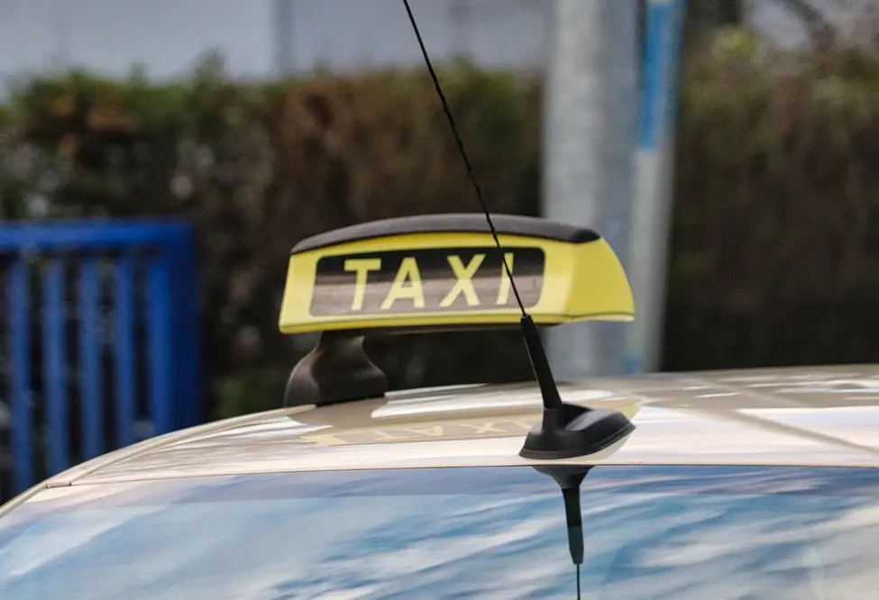 Weil der Bahnhof Lorsbach nicht barrierefrei ist: Taxi fährt Menschen mit Einschränkung