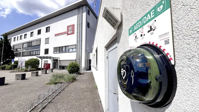 Kreisverwaltung hat zwei neue Defibrillatoren in Hofheim installiert