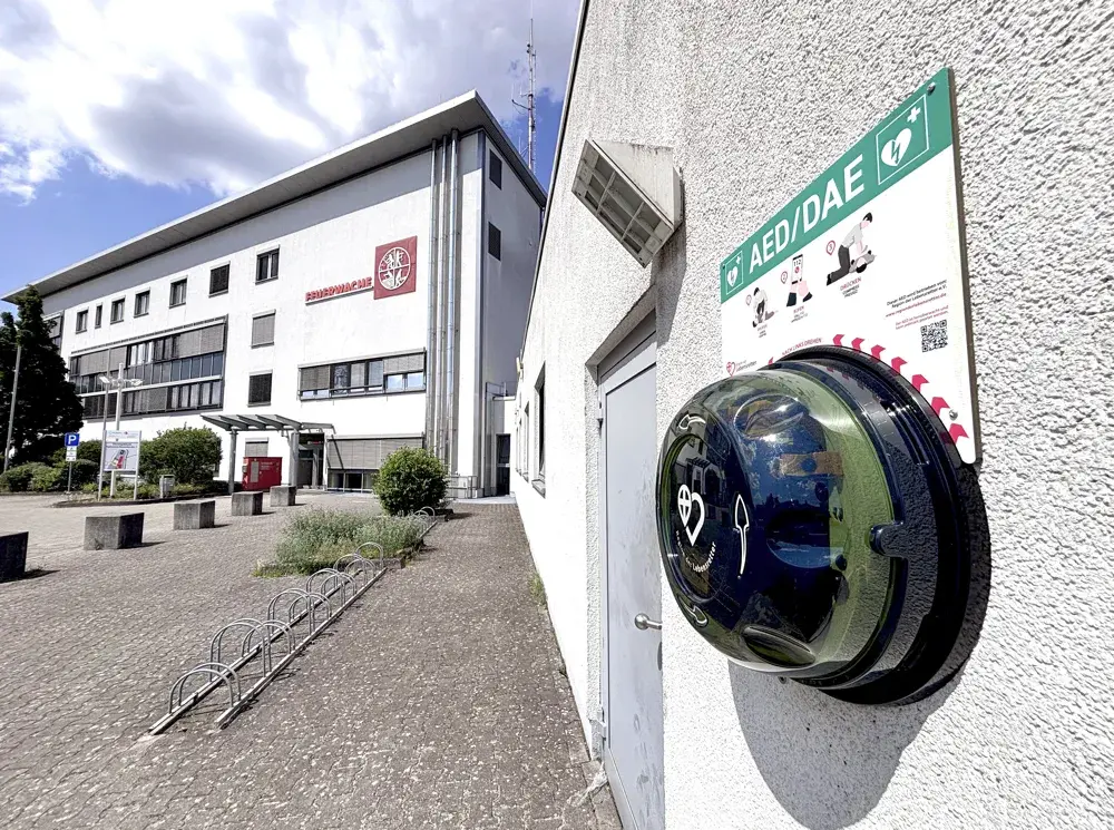 Kreisverwaltung hat zwei neue Defibrillatoren in Hofheim installiert