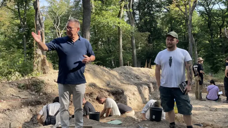 6.000 Jahre altes Großgrab: Neue Hinweise auf dem Kapellenberg freigelegt