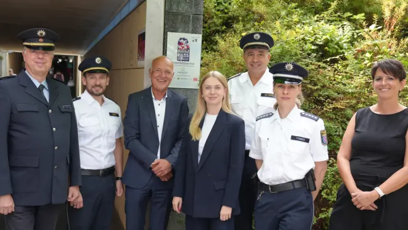 Sicherheit am Hofheimer Bahnhof: KOMPASSbahnhof-Schild offiziell enthüllt