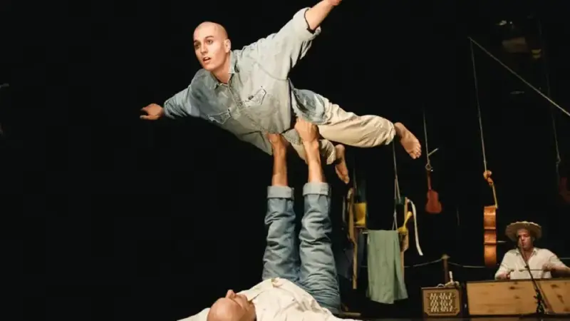 „caMARá“ – Poetische Theaterperformance auf dem Ludwig-Meidner-Platz