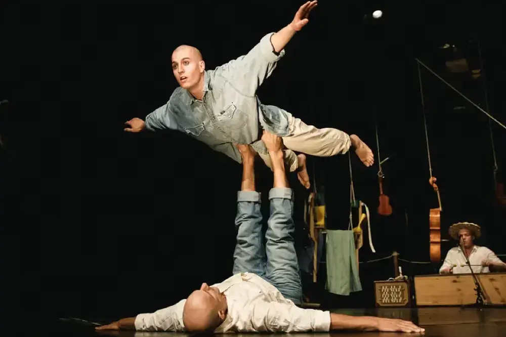 „caMARá“ – Poetische Theaterperformance auf dem Ludwig-Meidner-Platz