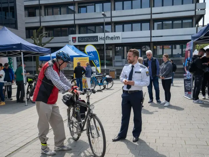 Es geht um Ihre Sicherheit: Großer Präventionsmarkt auf dem Chinonplatz