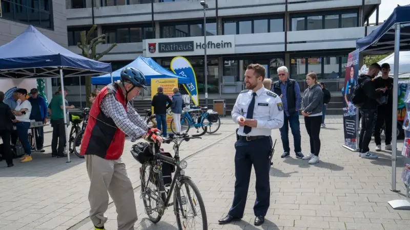 Es geht um Ihre Sicherheit: Großer Präventionsmarkt auf dem Chinonplatz