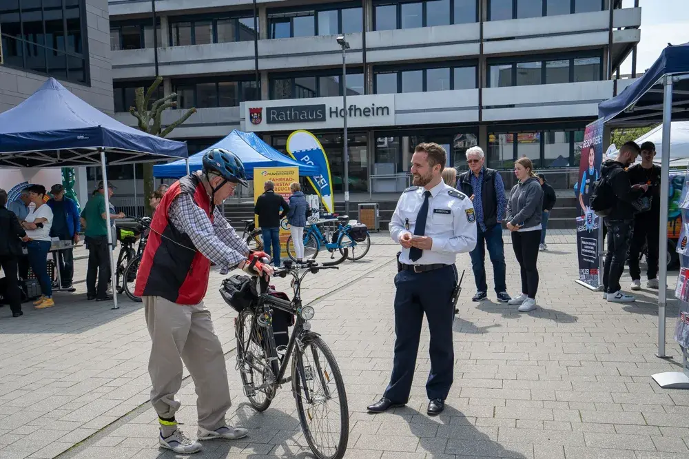 Es geht um Ihre Sicherheit: Großer Präventionsmarkt auf dem Chinonplatz