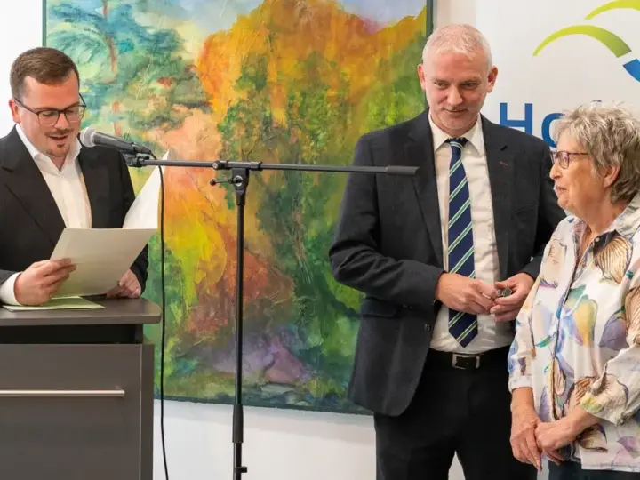 Ehrennadel in Bronze: Ingrid Bender für 28 Jahre Städtepartnerschaften ausgezeichnet